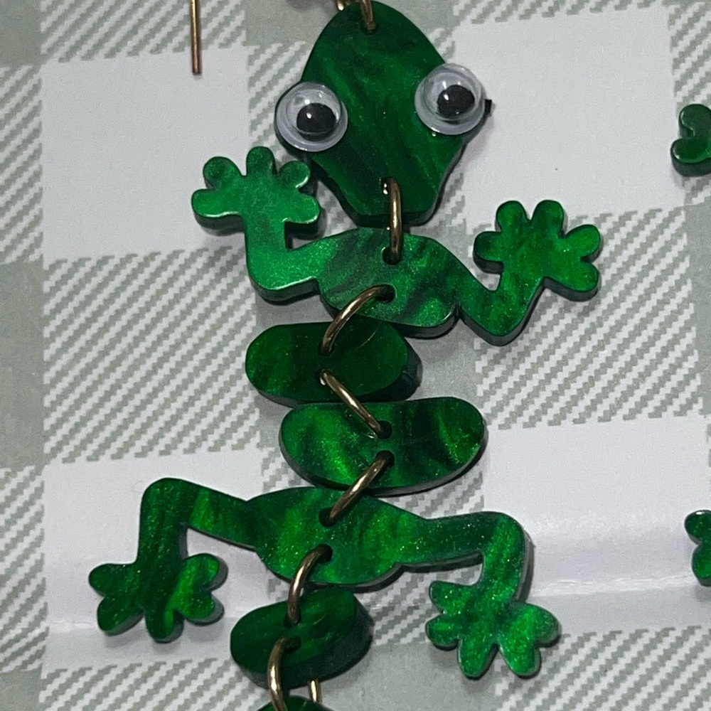 Charming Green Lizard Dangle Earrings - Picture 4 of 5